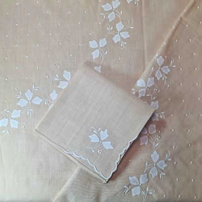 NAPPE OVALE ET SES 12 SERVIETTES à bord festonné...