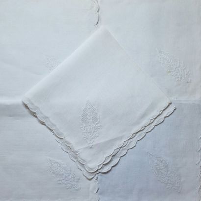 RARE SUITE DE 24 SERVIETTES DE TABLE CARREES...