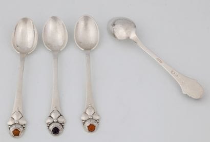 SUITE DE 6 CUILLERES A MOKA en argent 826...
