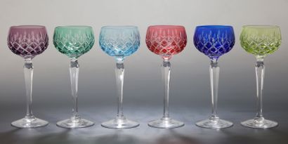 SUITE DE SIX VERRES A VIN DU RHIN en cristal...