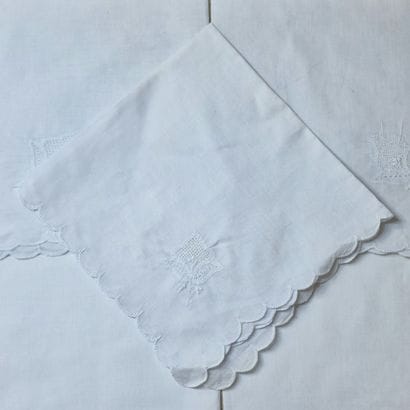 RARE SUITE DE 48 SERVIETTES DE TABLE CARREES...