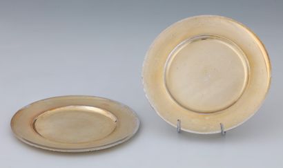 SUITE DE NEUF ASSIETTES A PAIN en métal vermeillé...