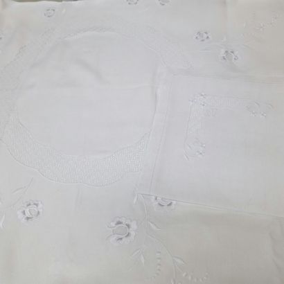 NAPPE RONDE ET SES 6 SERVIETTES en lin blanc...