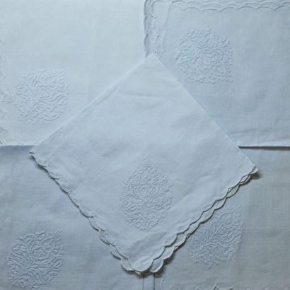 RARE SUITE DE 48 SERVIETTES DE TABLE CARREES...