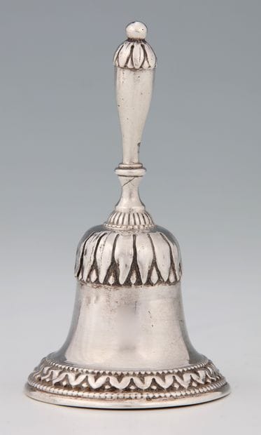 PETITE CLOCHETTE DE TABLE en argent Minerve...
