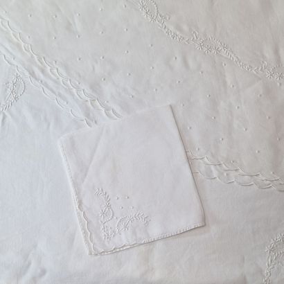 NAPPE OVALE ET SES 10 SERVIETTES à bord festonné...