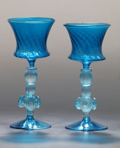 SUITE DE 12 VERRES A LIQUEUR en verre bleu...