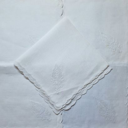 RARE SUITE DE 48 SERVIETTES DE TABLE CARREES...