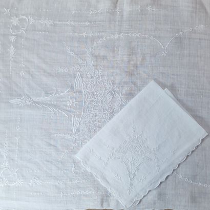 CHEMIN DE TABLE, SES 4 SETS ET SES 4 SERVIETTES...