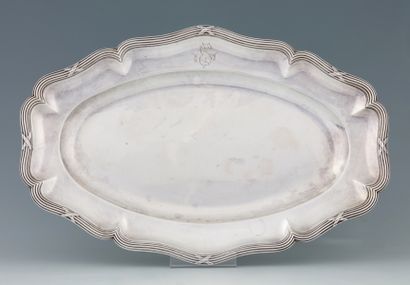 PLAT OVALE à bord mouvementé en argent Minerve...