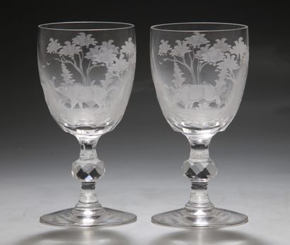SUITE DE 10 VERRES A VIN en cristal blanc...