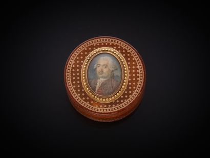 Boîte ronde en écaille blonde piquée d’or...