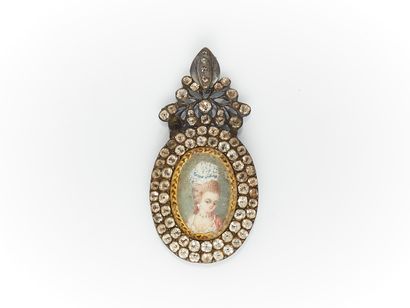 Médaillon pendentif en argent sertie de strass,...