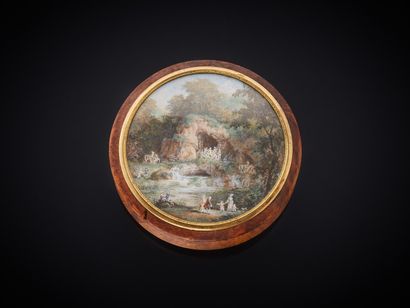 Boîte ronde en loupe doublée d’or bas titre...