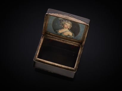 Tabatière rectangulaire en écaille noir montée...