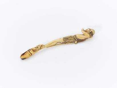 JAPON, XIXe Siècle 
Kiseruzutsu en os sculpté...