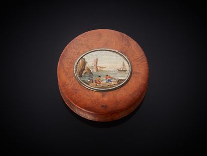 Boîte ronde en loupe doublé d’écaille tachetée,...