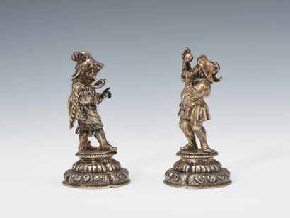 Deux personnages de comédie en costume du...