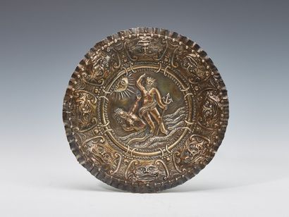Coupe en argent repoussé au fond orné de...