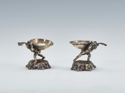 Paire de salières en argent fondu et repoussé...