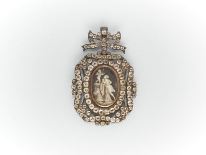 Médaillon pendentif en argent sertie de strass,...