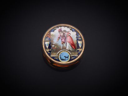 Boîte ronde en écaille, le couvercle bombé...