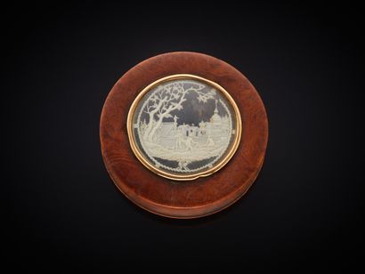 Boîte ronde en loupe doublée d’écaille et...