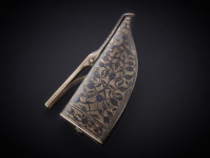 RUSSIE
Poire à poudre pendentif en forme...
