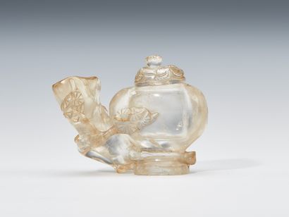 CHINE, XXe Siècle
Petit vase couvert en cristal...