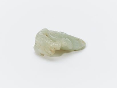 CHINE, XXe Siècle 
Pendentif en jade céladon...