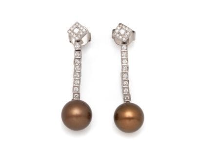 Pair of earrings in 750 thousandths white...