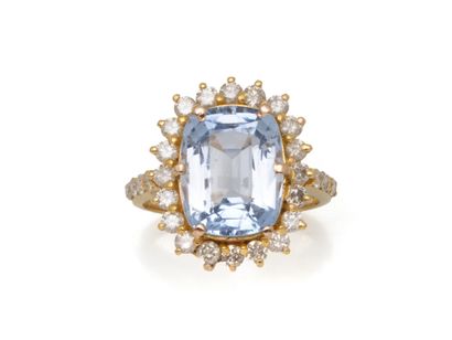 RING in 750-thousandths gold, set with a...