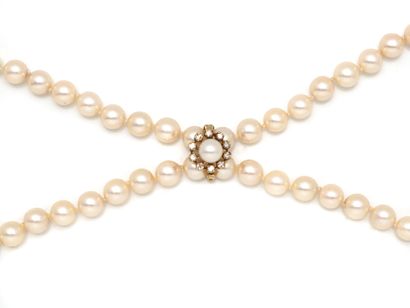 NECKLACE composed of a strand of cultured...