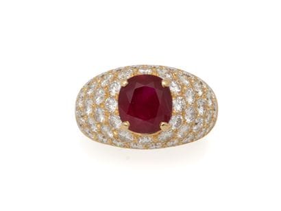 Dome-shaped ring in 750 thousandths gold...