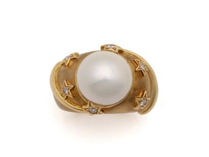 Ring in satin-finished 750-mil gold, centered...