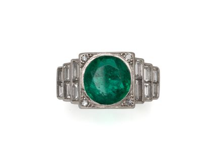 RING in 850 thousandth platinum, centered...