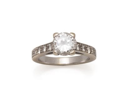 RING in 750 thousandths white gold, set with...