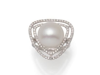 RING in 750 thousandths white gold, the openwork...