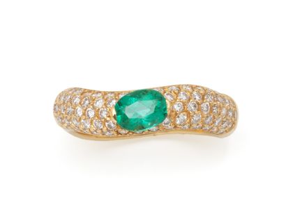 A 750-millil jewelry ring set with an oval...