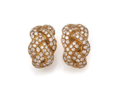 PAIR OF EAR CLIPS in 750 thousandths gold,...
