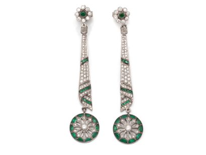 Delicate and elegant pair of earrings in...