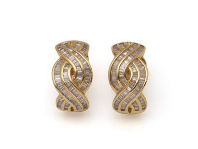 PAIR OF EARRINGS in 750 thousandths gold,...