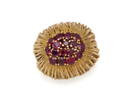RING in 750 thousandths gold with floral...