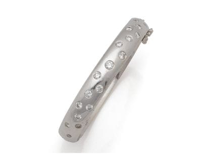 Rigid hinged necklace in 750 thousandths...