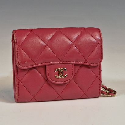 CHANEL year 2019 - Pink quilted lambskin...