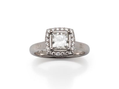 RING in 750 thousandths white gold, set with...