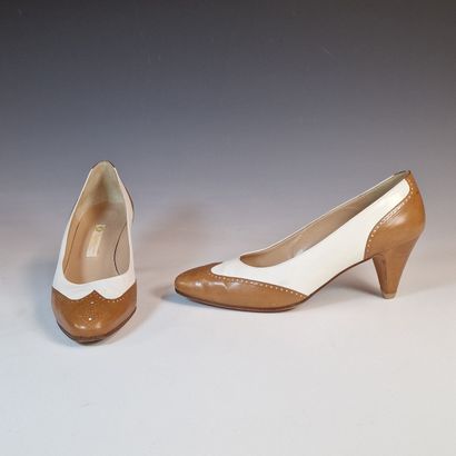 GUCCI - PAIRE D'ESCARPINS en cuir blanc,...