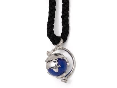 NECKLACE holding a 750 thousandths white...