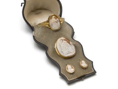 SHAPED CASE CONTAINING A JEWELRY SET in 750...