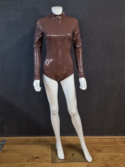 BALMAIN - BODY in glossy brown vinyl. T.34.

Expert...